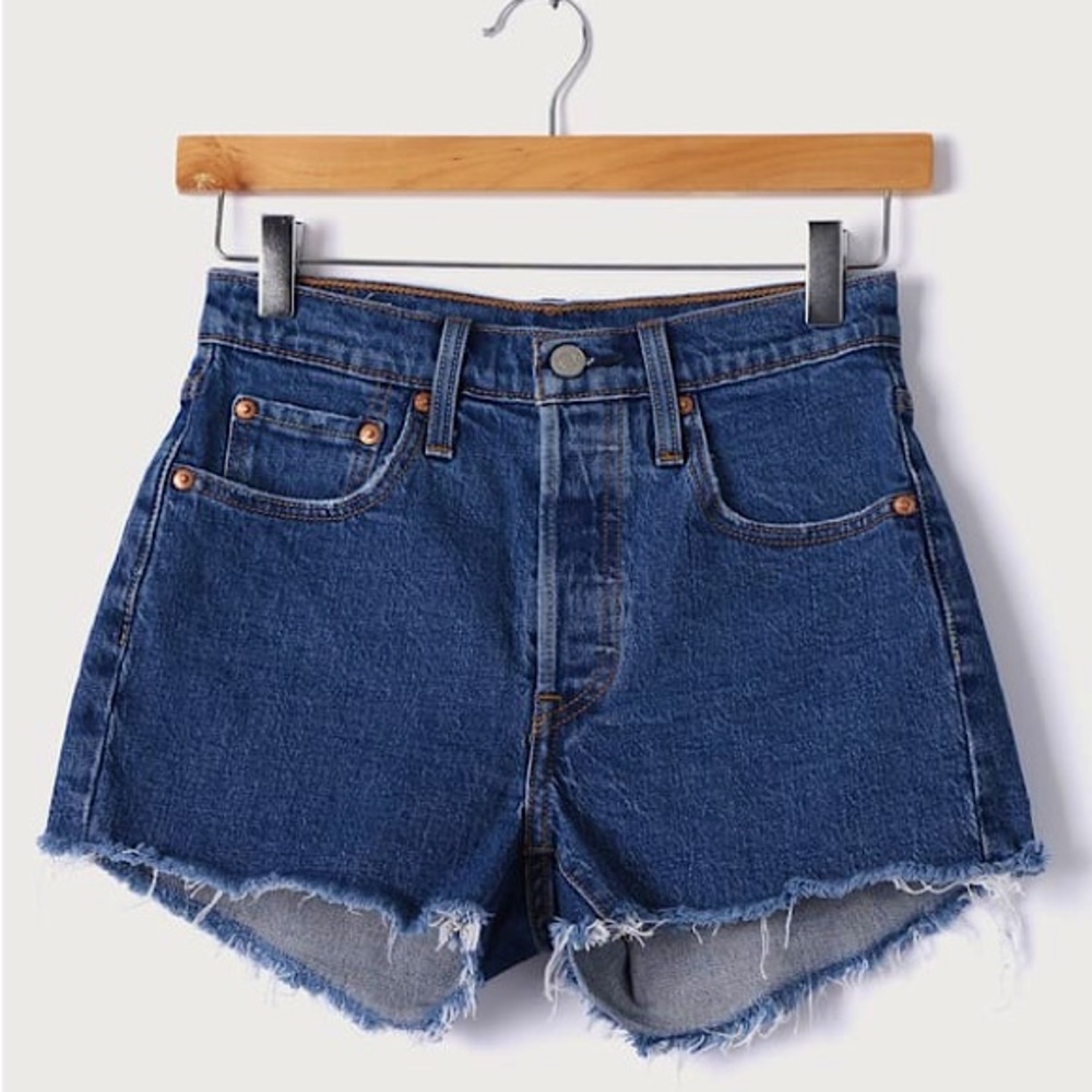 💙NEW💙 501 High Waisted Levi’s Frayed Cut Off Dark Wash Shorts Sz9